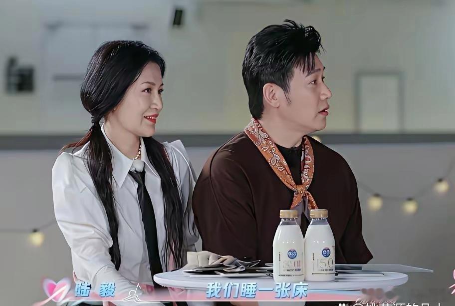 谁家夫妻会分床睡啊！张踩玲竟然会以为陆毅和鲍蕾这个年纪，有两个女儿会分床睡觉。陆