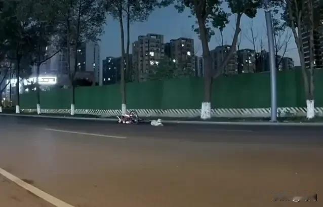 宠物狗乱窜绊倒骑车女生致重伤，狗主人已支付4万元医疗费！事发11月15日晚上时间