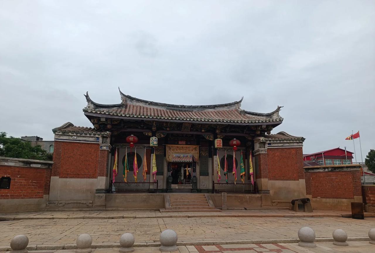 泉州800年来，各种宗教兼容并蓄，如今依然各放异彩。最近去了一趟泉州，走了几个地
