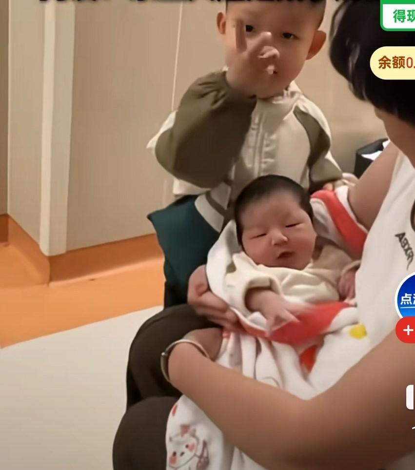 小孩子是不是嫉妒心很强，家里人抱着出生刚三天的宝宝，千防万防还是被哥哥偷袭，