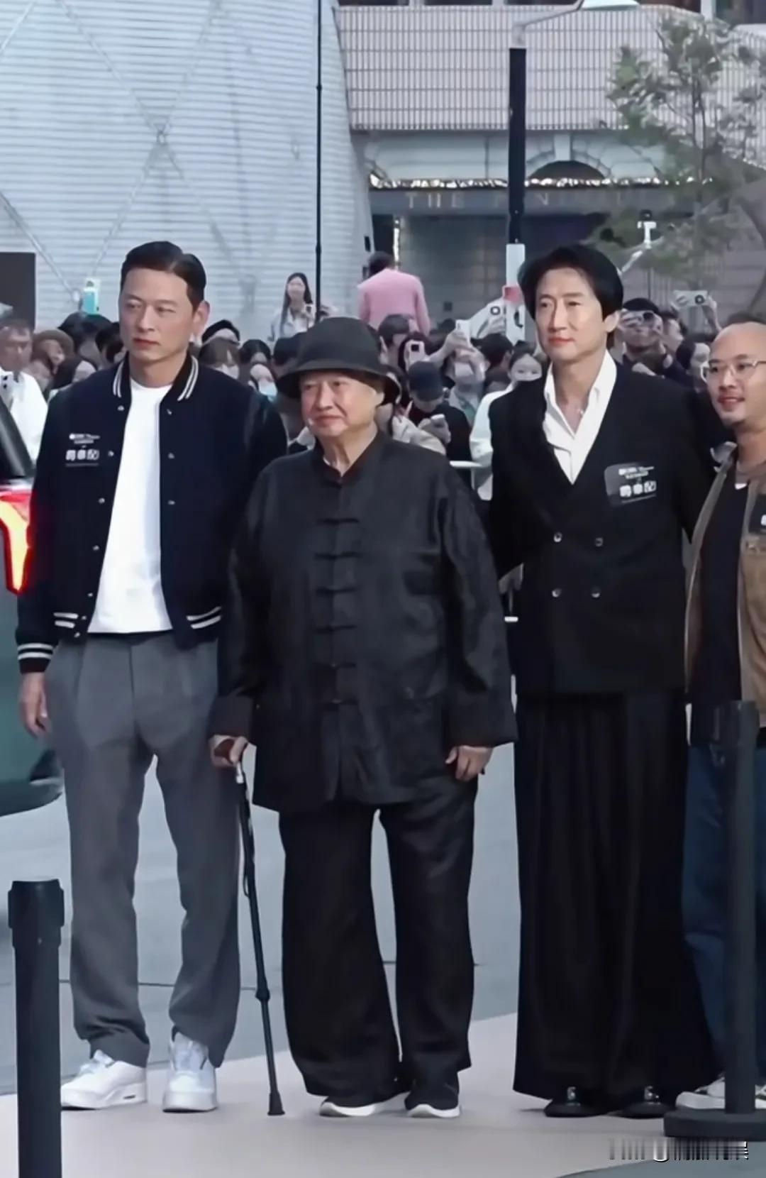 洪金宝这大哥大的气势又回来了！他带着儿子洪天明一家出席活动，穿着一身黑色的中式