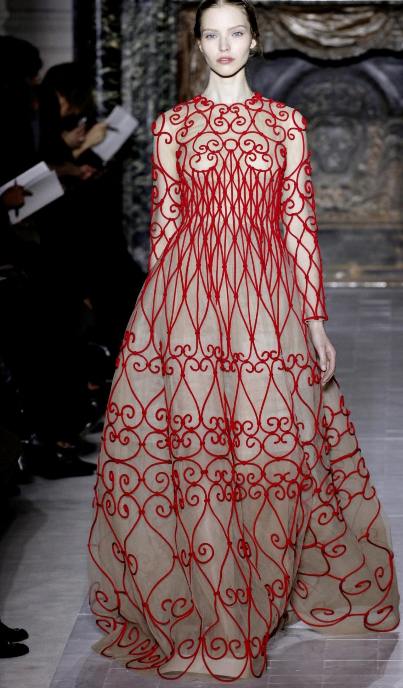 Valentino2013春夏高定系列，把品牌标志性的红演绎出了万般风情。不是