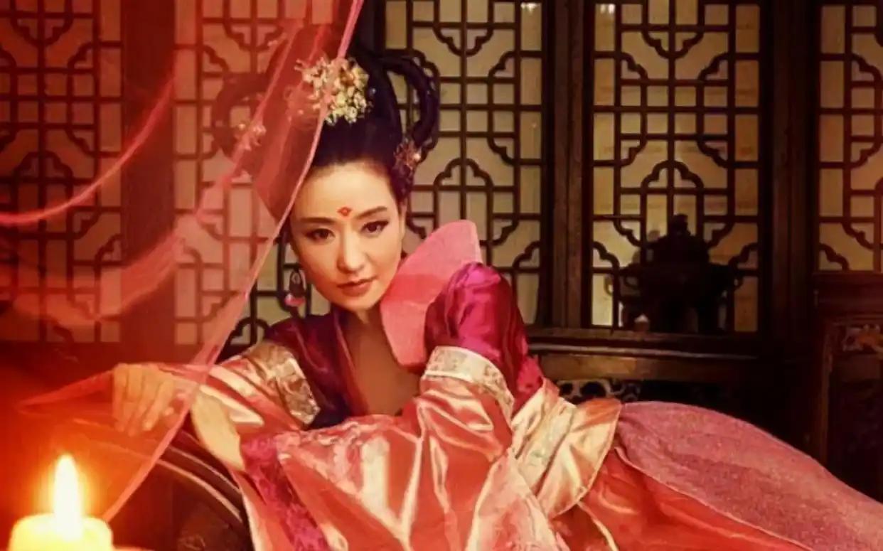 公元577年，北齐后主高纬去拜见胡太后，在她的殿中见到两个俊美的尼姑，看之欢喜，