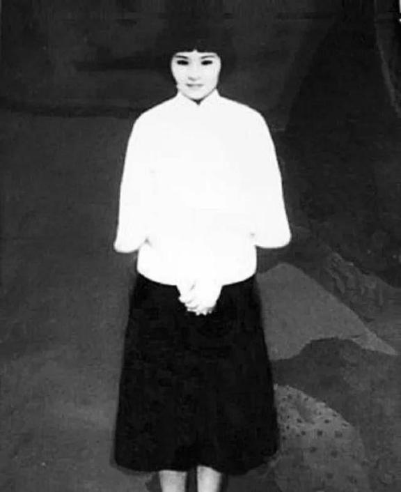 1935年厦门刑场上，怀胎八月的梁慧贞摘下手表塞给刽子手：“别打肚子，朝头开枪，