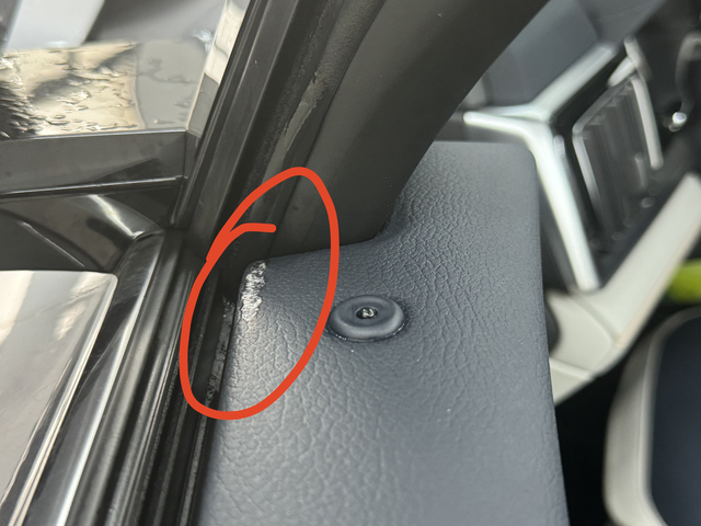 宋Plusdmi更换左前门板总成提车没几天，去4儿子店贴膜，贴膜师傅在贴膜的