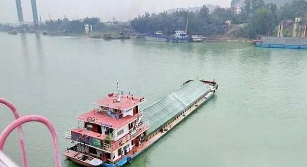 两广建材圈西江上的砂石运费，短短几天从一吨26块冲到了34块。这每吨暴涨出来的