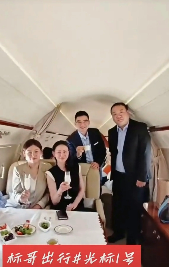 “标哥”不装了！“首善”陈光标近日从外地到北京去开会，乘坐私人飞机前往，看到飞