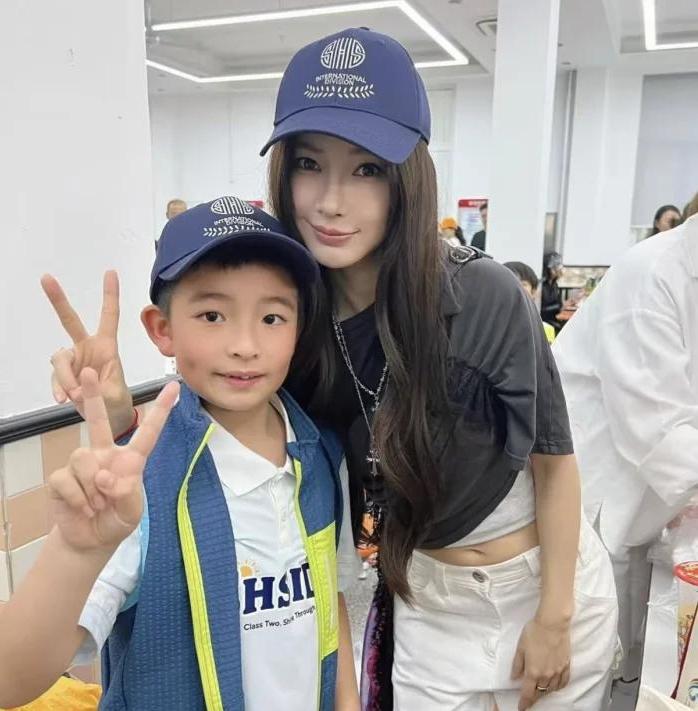 你还记得那个曾经的“宅男女神”吗？5月27日，37岁的杨颖现身上海中学国际部，陪