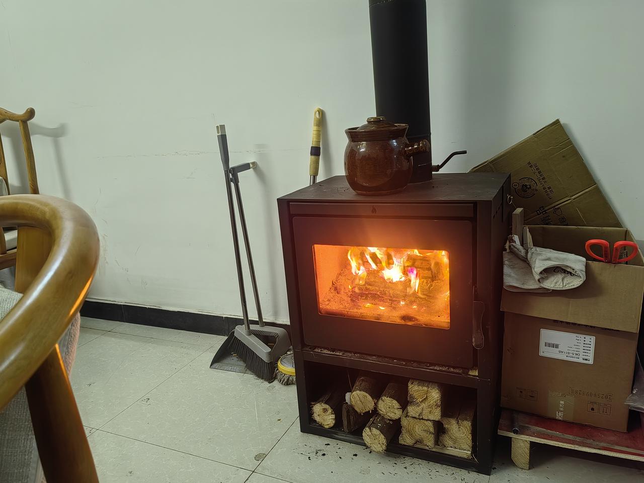 在家里装了个柴火灶，亲戚说我疯了，结果冬天全来我家蹭暖🔥谁能想到，在全屋