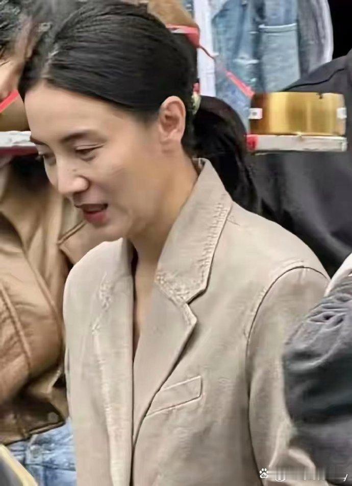同一个人吗？舞台上的宋佳光鲜亮丽，令人难以置信。​​​