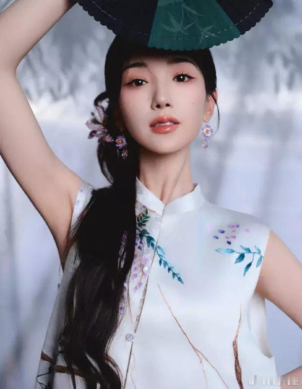 毛晓彤身穿无袖中式上衣搭配紫色缎面半裙参加活动，气质古典尽显东方韵味。​​​
