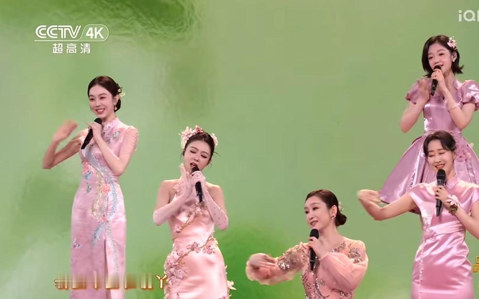 56岁的周慧敏，和28岁的希林娜依高同框，你以为会是奶奶和孙女？现场照片刷爆全