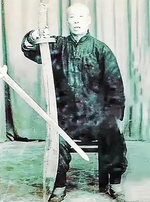 1944年，日军在村里扫荡时，抓了3个年轻女子并交给一77岁老汉看守。然而，趁着