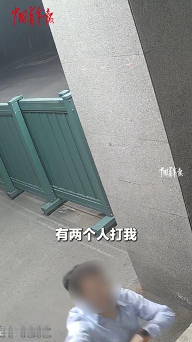 四川，一男子深夜遭人追打，情急之下冲到部队营门向哨兵哭喊求助，两名追打者竟当着武