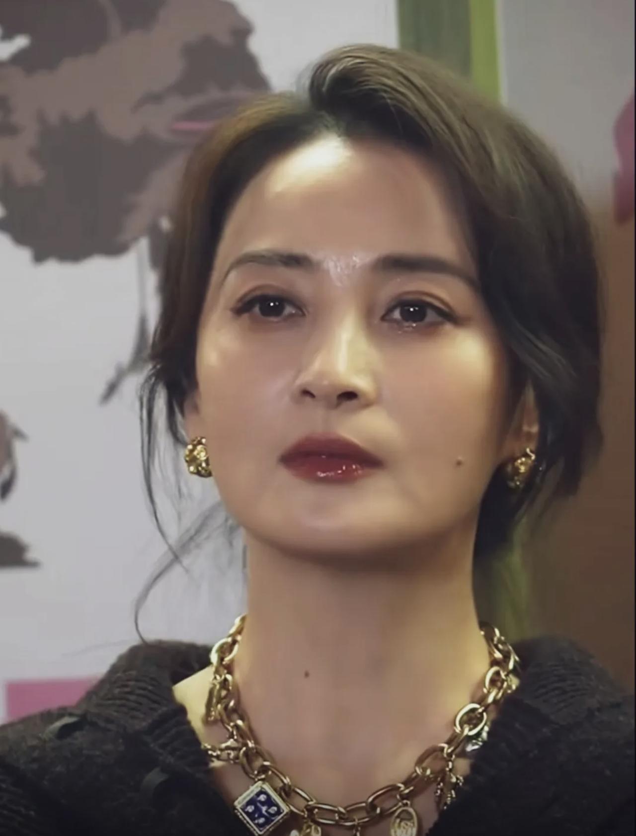 蒋勤勤这回是不是得罪造型师了？一眼看过去差点没认出来，当年那个水灵灵的大美人，