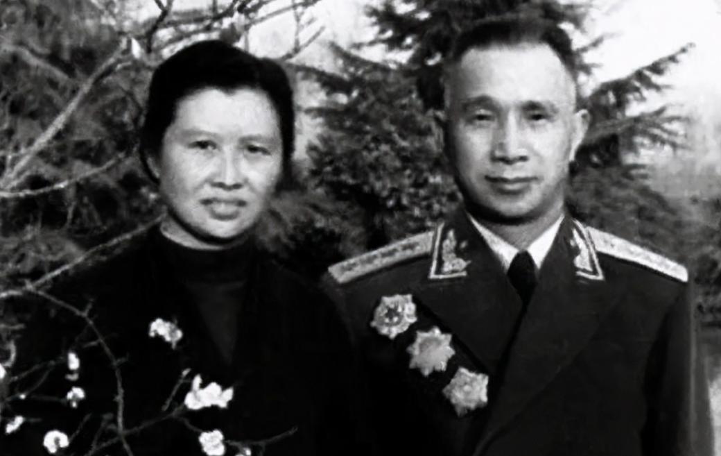 1942年，新四军师长妻子潜回扬州，银行家父亲见状眉头紧锁，他随后的举动瞒过了所