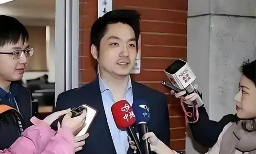 “你连中国人都不认，凭啥张罗把两蒋灵柩迁回大陆？”记者一句话，蒋万安当场愣住。