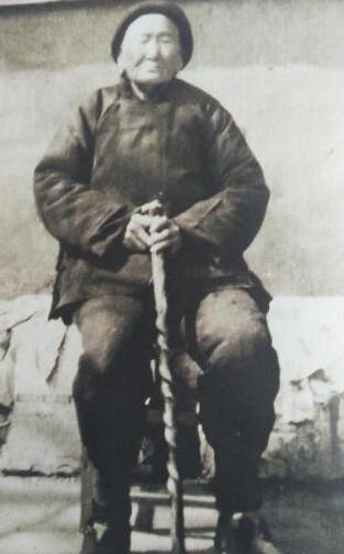 1941年，一位老妇人请“汉奸”侄子吃饭，突然压低声音道“孩子，给我弄300发子