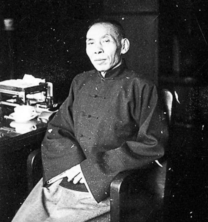 1939年，杜月笙在香港吃饭，3个地痞流氓挑衅闹事，被保镖打跑，保镖捡起掉在