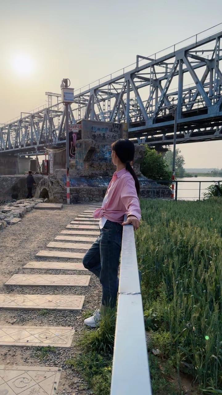 一帆风顺太不现实了，那就祝我们：关关难过关关过，前路漫漫亦灿灿！