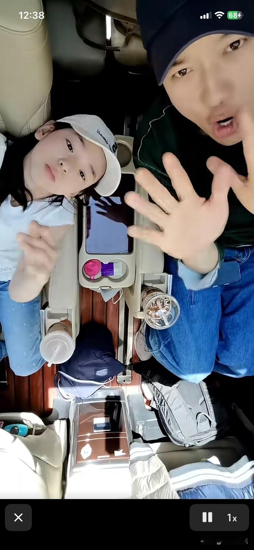 小酒窝和爸爸高云翔坐在车里，放着音乐，随着音乐节奏，陶醉着享受着音乐带来的快乐！