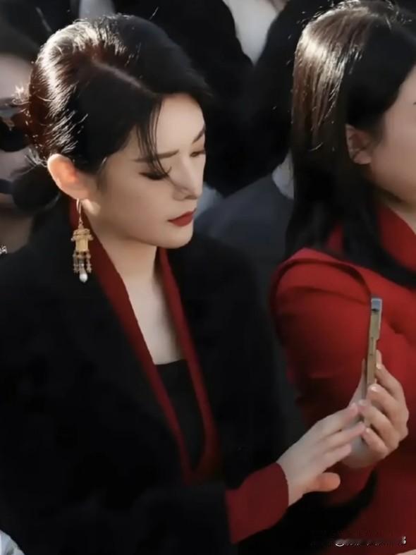 周涛，央视金牌主持，以温婉大气的台风、知性优雅的气质，二十余载春晚舞台绽放光彩，