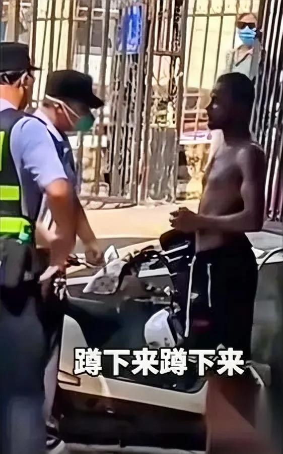 昨天刷到个视频差点把手机摔了——一个外籍男跟警察耍横，喊“听不懂中文”想蒙混