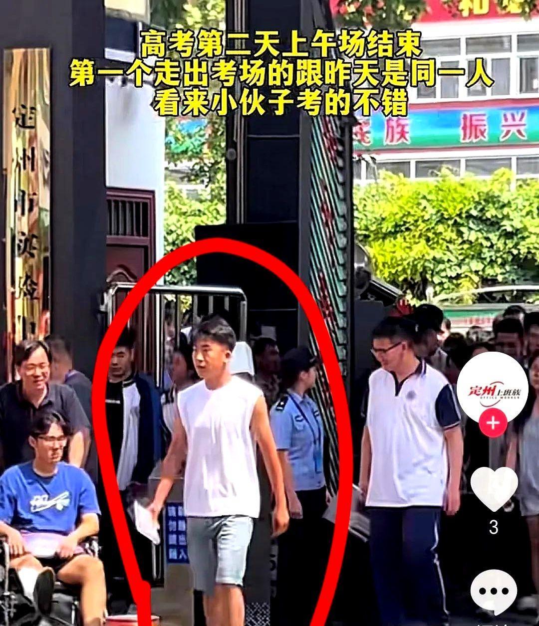 高考第二天，考场外家长们翘首以盼。令人惊讶的是，第一个走出考场的考生，居然和昨