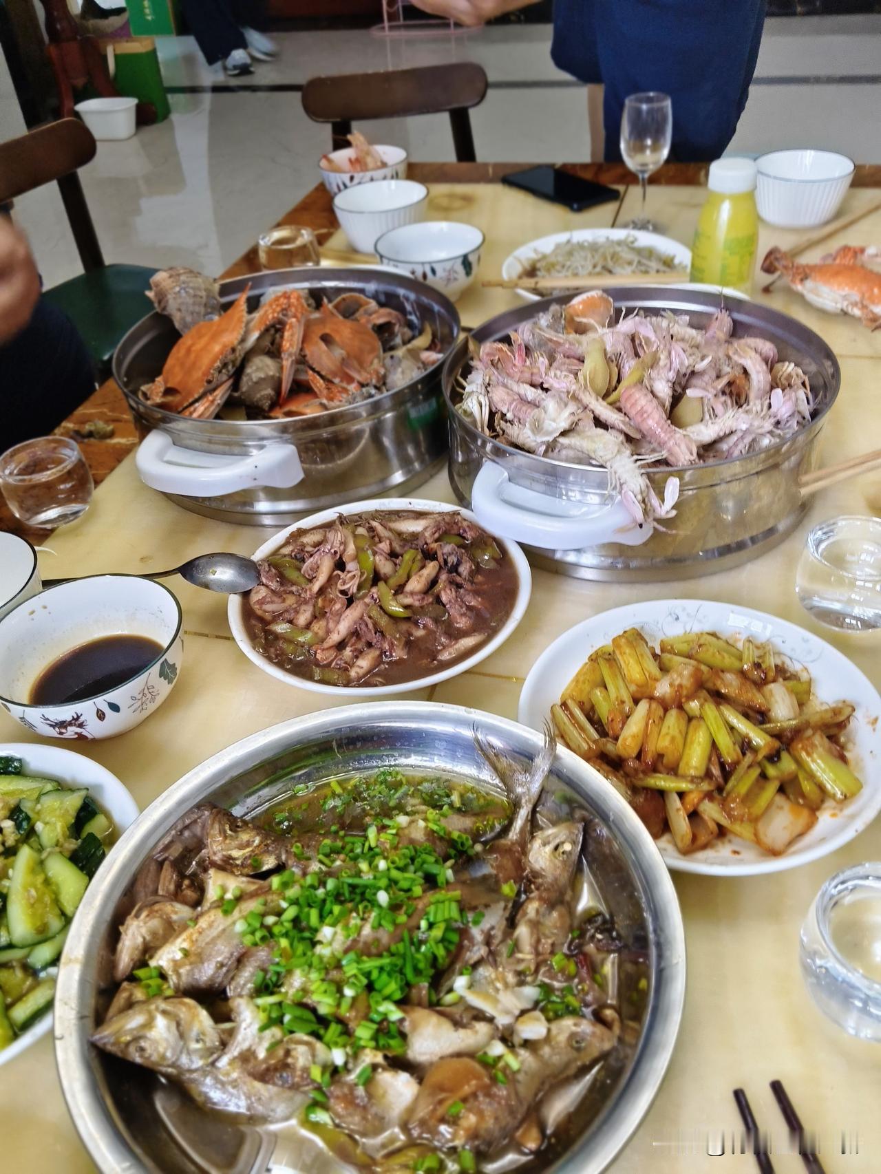 一个人做饭是一种享受，根据食材，做几个菜，怎样搭配，先做凉菜，后做热菜，如果有炖