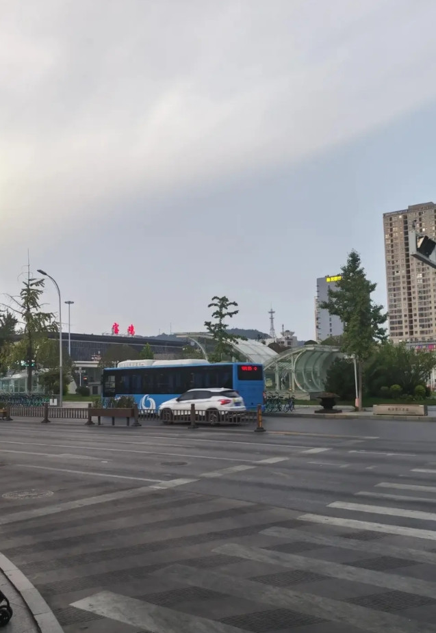 坐火车，从天水到宝鸡！两个小时的车程，气温就有10℃的差距！天水30℃左右的