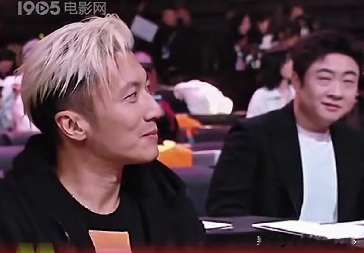 男人长得太帅，走到哪儿都是焦点。微博之夜上，男女明星看谢霆锋的眼神堪称一绝，杨