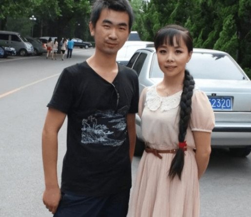 2007年，王二妮成名后，男友李飞对她说：“二妮，分手吧，我们已经不再是同一个世