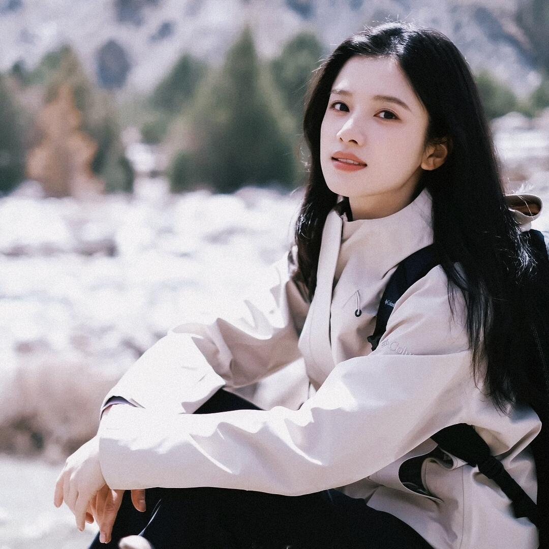 风格大赏都市户外风张婧仪牌哥伦比亚户外大片，山风女孩来啦。她自带的青春健康气息也