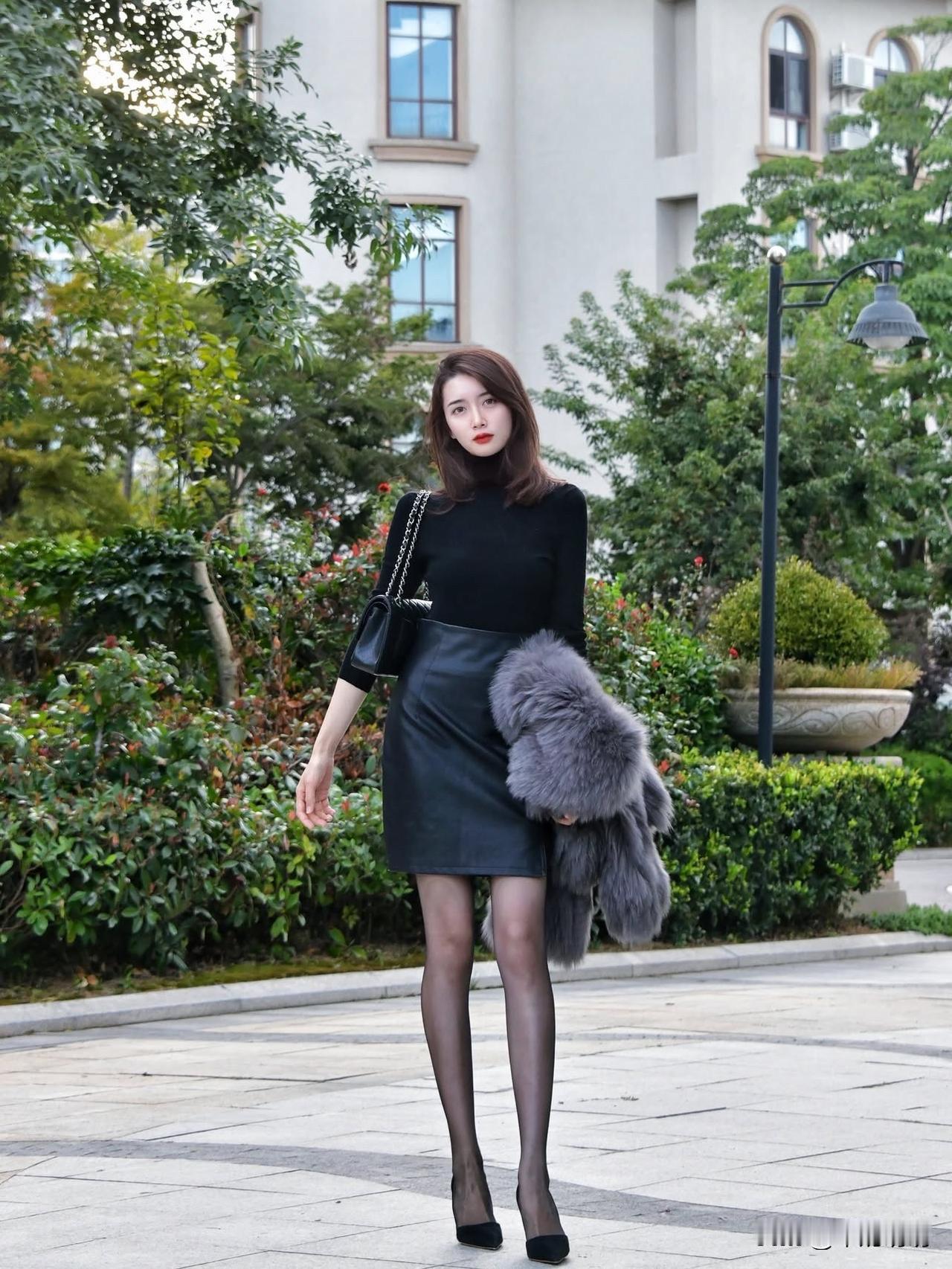 优雅森林风穿搭，黑色皮裙+毛绒外套，尽显时尚魅力！有气质的女人给人什么感觉有哪