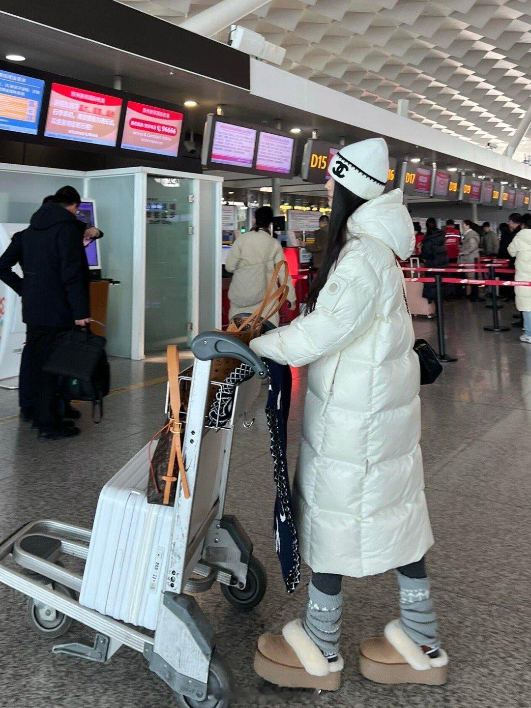 机场看到的！冬天白色羽绒服才是YYDS！和闺蜜一起出发去哈尔滨旅游，她的白色罗上