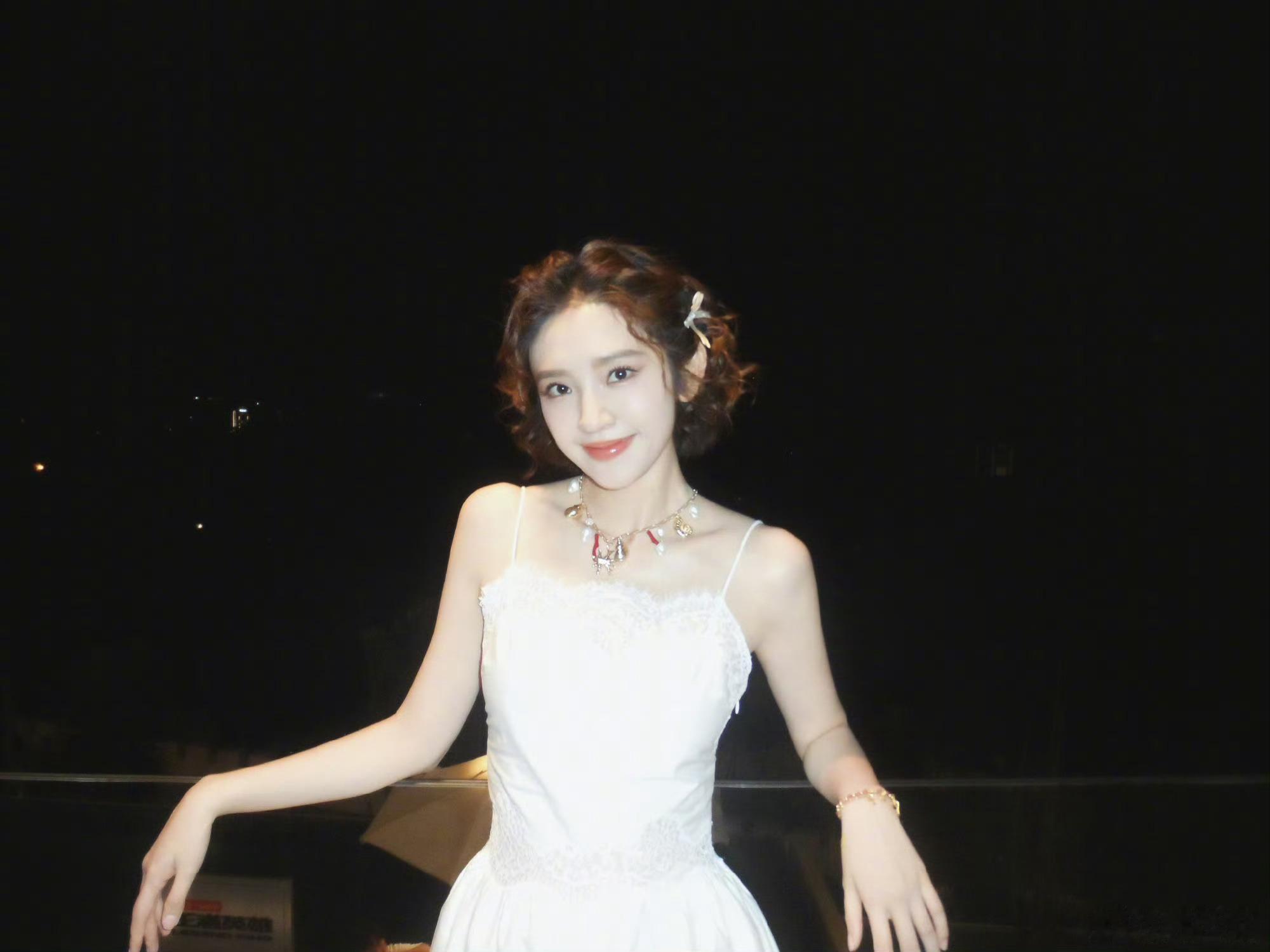 救命，唐艺昕怎么连夜里都这么白，配上甜甜的笑容，真的自带柔光。​​​