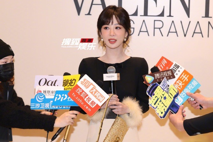 杨紫赢麻了！穿20年前Valentino古董高定惊艳亮相，气质...