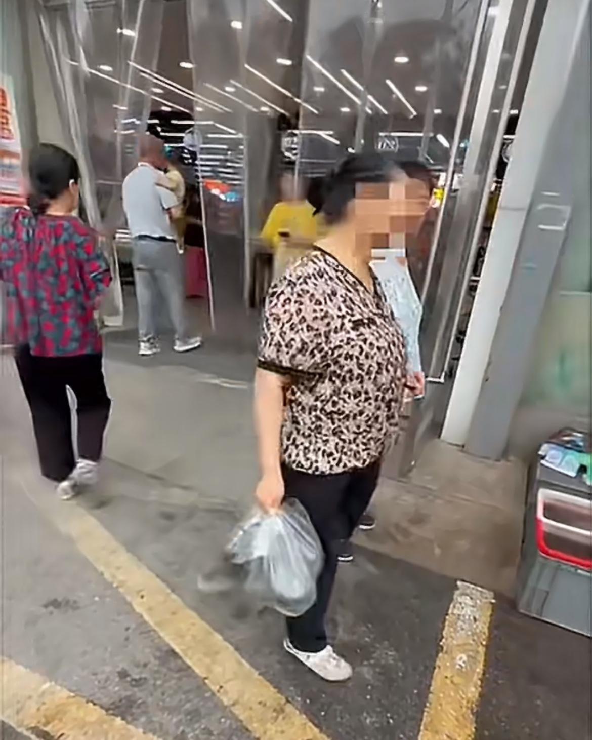 大妈在超市购物顺手牵羊，被门口保安当场拦下。保安当场质问她，是不是有东西没有付