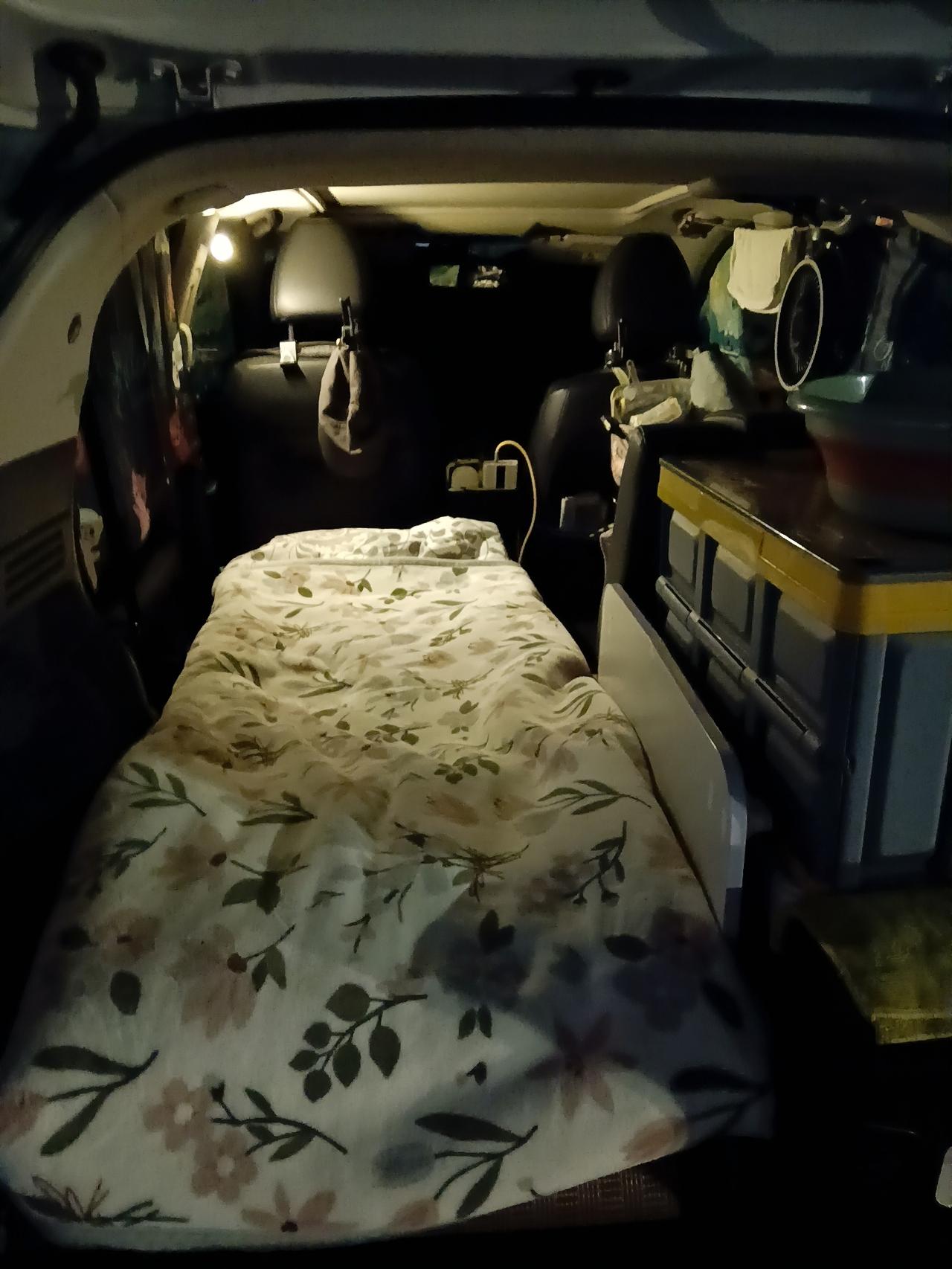 我一个人自驾走国道，要是下午4点前没找着合适的驻车地，就导航上最近的高速，去离得