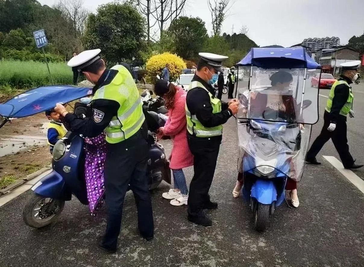 电动车安装遮雨棚上路属于违规行为，需要拆除，可奇怪的是，售卖雨棚为什么是合法的？