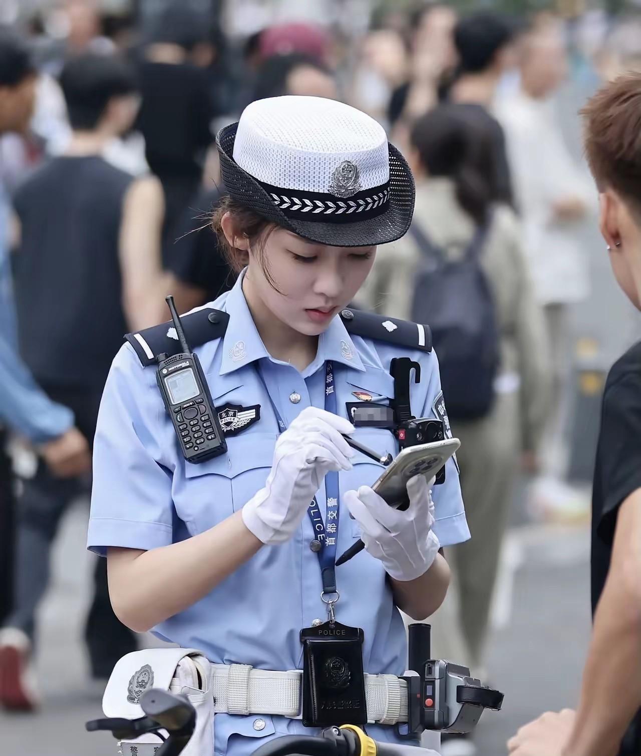 这个女交警也太美了吧。