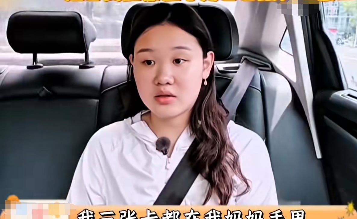 张家齐名下三张存有几百万奖金的银行卡，全都放在母亲手里。 卡里面积攒多年的收