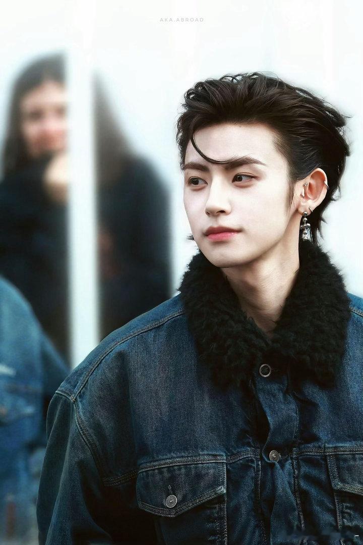 小鬼拱火拱到自己身上小鬼被姚晓棠的鸡翅打了张星特那个放下鸡翅的动作，已经是在发