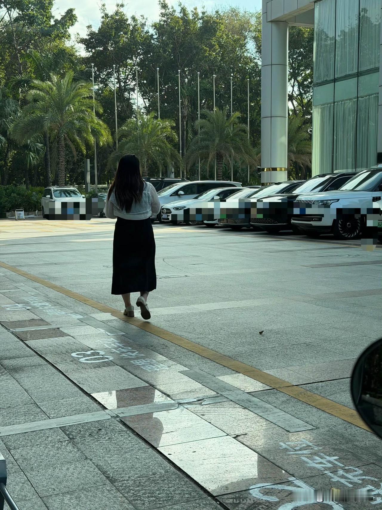 年底了，注意一下这个套路。我在充电，这女的一直在外面对着我说话，我以为干啥呢