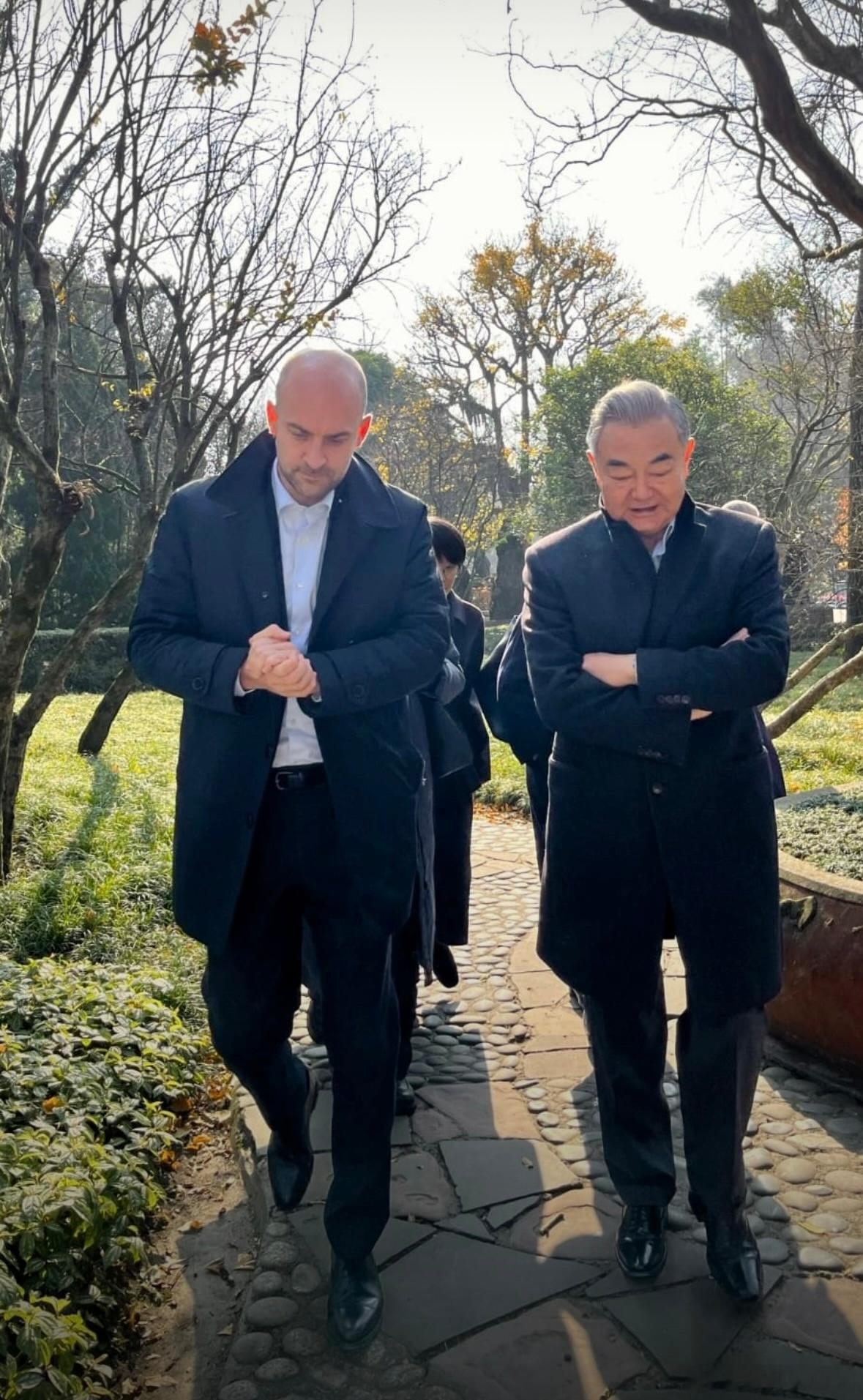 法国外长发的与王外长散步的照片！帅！