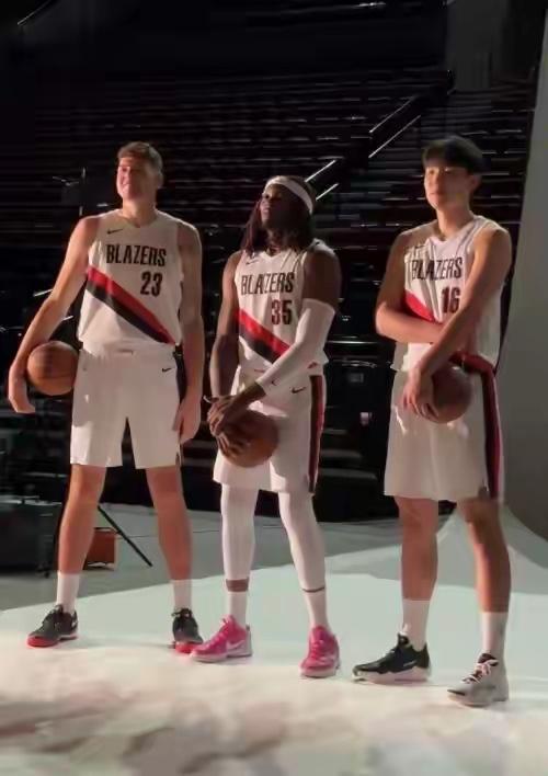 随着开拓者又签下发展联盟盖帽怪兽中锋，即便罗威交易，杨翰森也没机会了。杨翰森在开