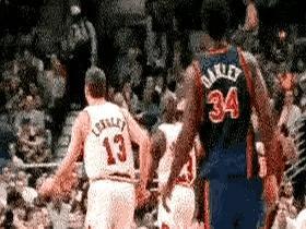 罗德曼只服乔丹，真相就一句话：不抢他饭碗。公牛第二次三连冠期间，罗德曼场均