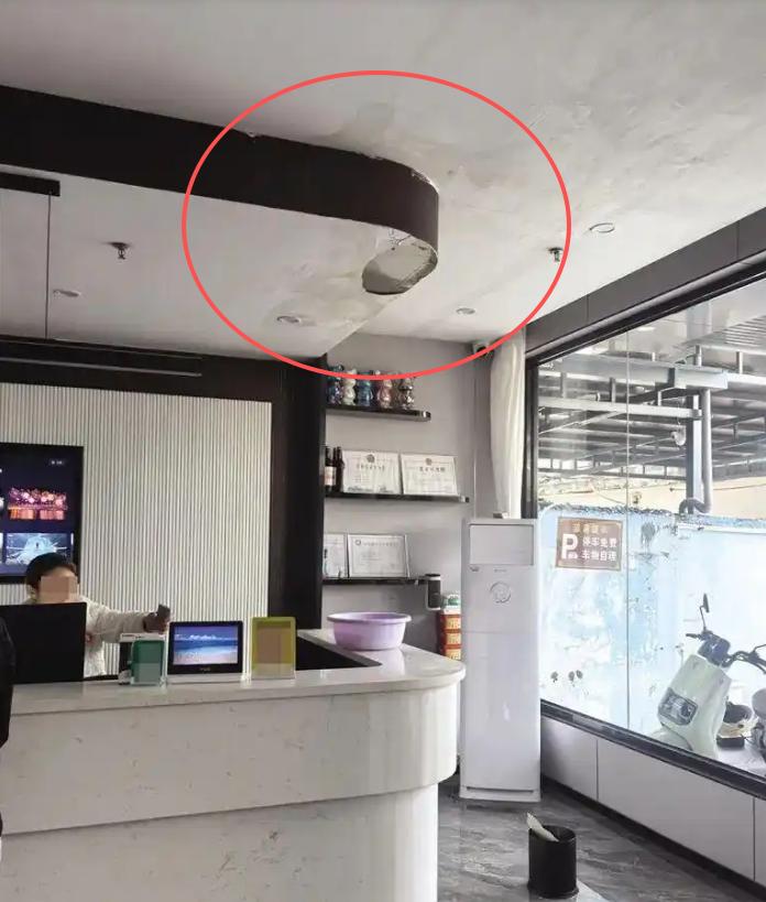 “太缺德了！”10月28日，海南三亚，一女子入住酒店后，仅过了半个小时，她就要求