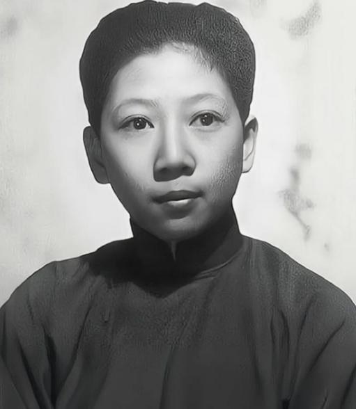 1946年，孔令俊换上女装逛街，却被龙云的儿子调戏，她大怒，就拔枪而射，龙云的儿
