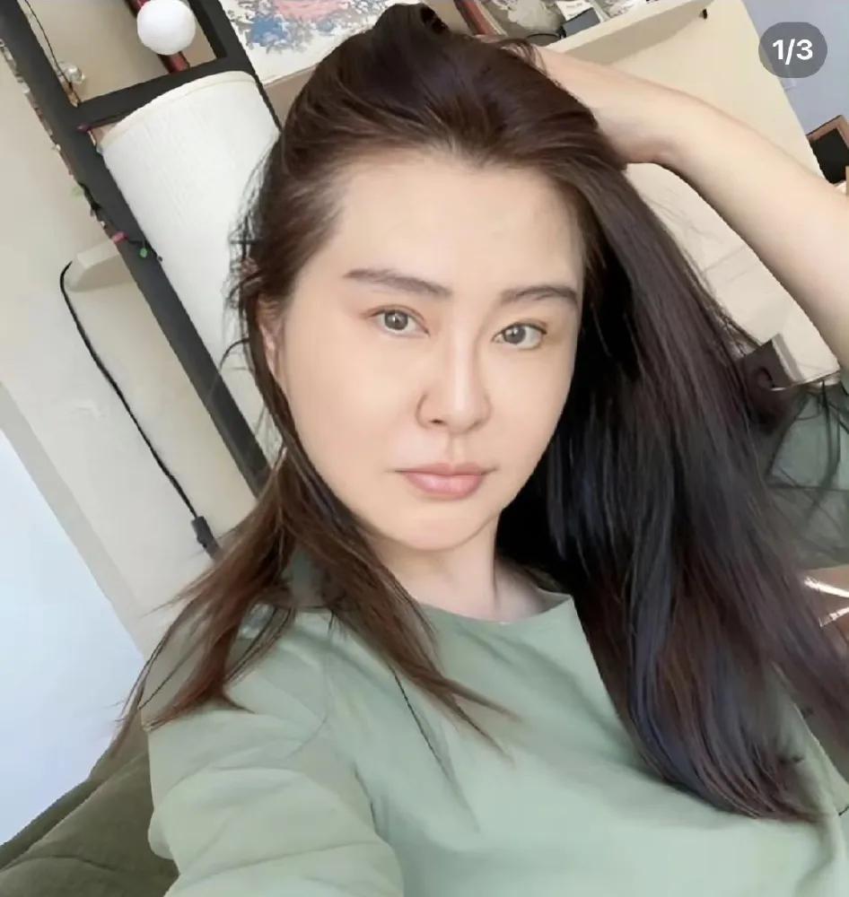 现在人被美颜带偏了，王祖贤快60岁，不是三十多岁，头发浓密，脸上没有科技，没有